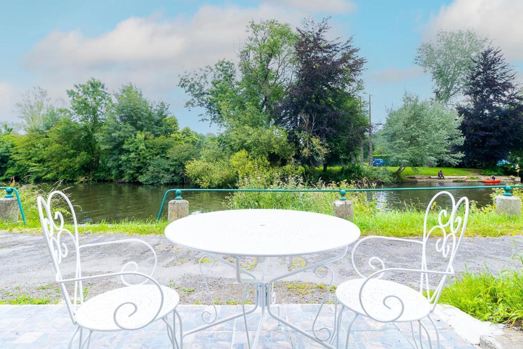 Les Berges De L'Oust Apartment Malestroit Bagian luar foto